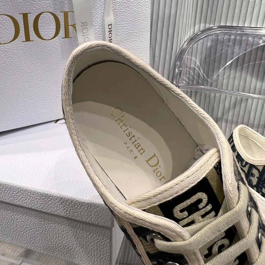 👟👟Ex-factory price 480👟👟 Women's shoes, women's clothing (top purchasing quality➕full package) Dior Dior classic casual shoes, small cloth shoes, the latest color embroidery and color-blocking embroidery, super layered. Every detail is one-to-one. The tongue and shoelaces are embellished with the "Christian Dior logo, the soles and Mr. Dior's favorite lucky star Original molded outsole🌟Original cover and high-end customization! Materials: All upper materials are made to order, 3D electric embroidered three-dimensional cloth, lining sheepskin and cowhide feet, one-piece latex feet, top-quality T👟👟Ex-factory price U original outsole Size: 35–42 customized 41 42